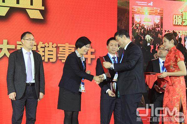 中国工程机械工业协会常务副会长兼秘书长苏子孟为获奖单位颁奖