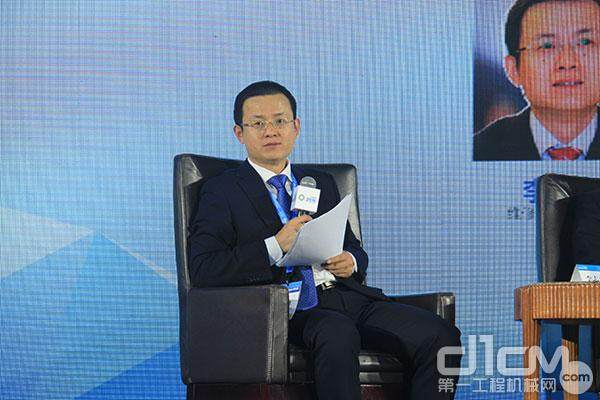 中国工程机械工业协会维修及再制造分会副会长李志勇主持主题对话