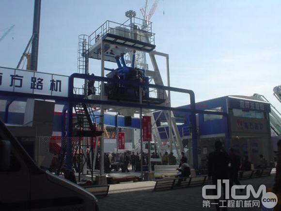 2002年上海宝马展：南方路机首次参加上海宝马展，开始在国际性展览会上崭露头角，初显锋芒。