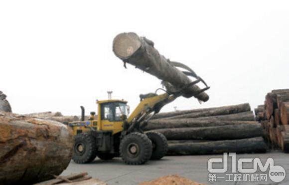 小松装载机在靖江盈利港口内临时堆放区搬运木料