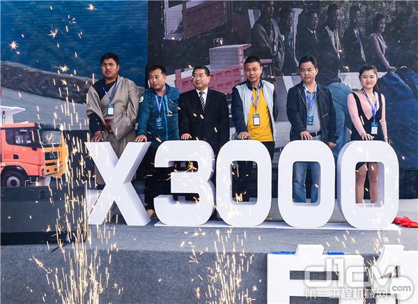 陕汽控股董事长袁宏明与大客户首领一起启动陕汽德龙X3000全系自装车上市宣告