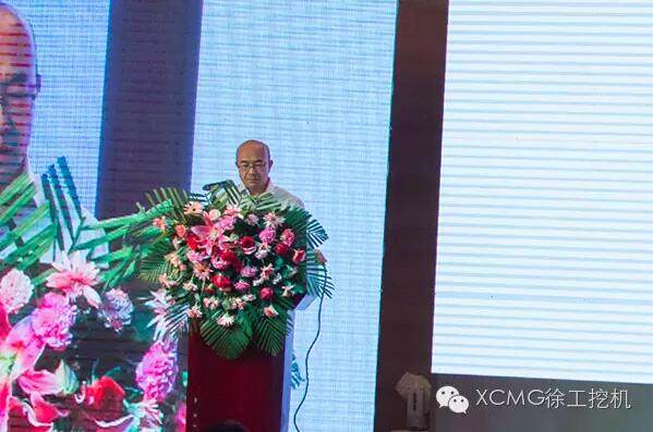 内蒙古煤矿设计研究副院长王晓俊介绍了煤炭市场发展现状。