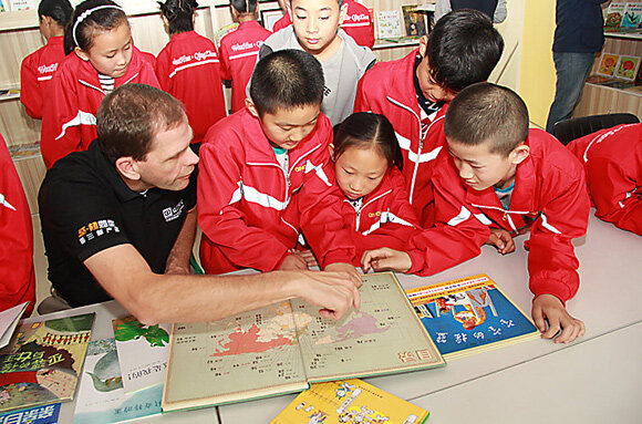 卡特彼勒青州为当地小学捐赠阅览室设施