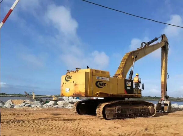 Cat®挖掘机在科特迪瓦首都阿比让港口扩建工程施工