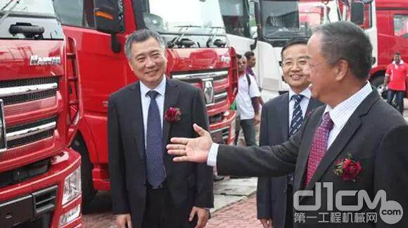  徐工汽车事业部总经理罗东海（左）、进出口公司副总经理扈向阳（中）向客户介绍漢風系列卡车