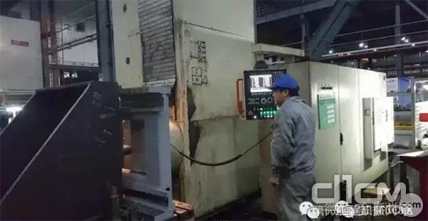 上海金泰金工车间镗工组夜班员工加工产品零件