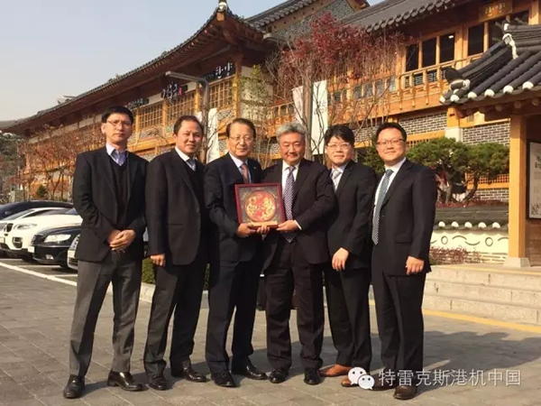 范家麒先生代表特雷克斯诺尔中国向(株)荣进公社致赠精美纪念品