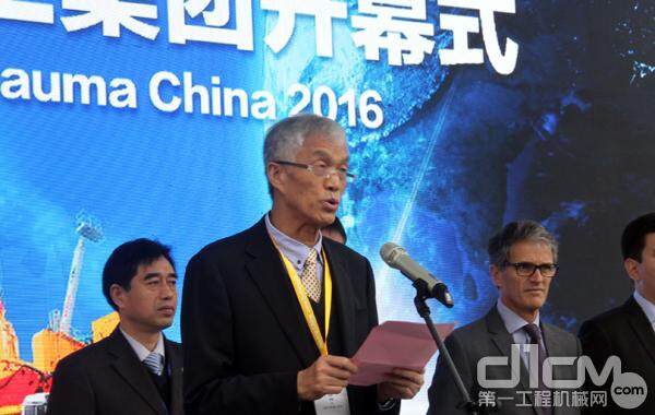 中国工程机械工业协会会长祁俊在致辞