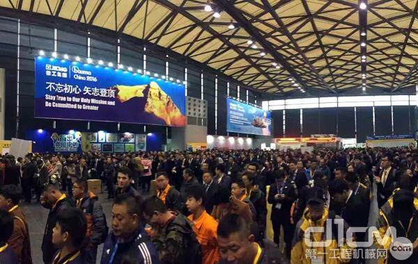 2016上海宝马展正在排队进场的观众