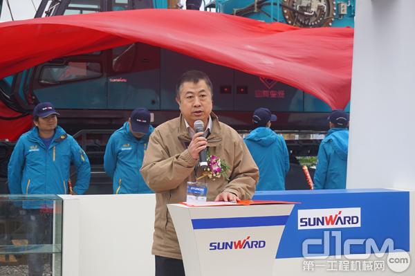 桩工机械分会理事长刘元洪出席山河智能新品宣告会并致辞。