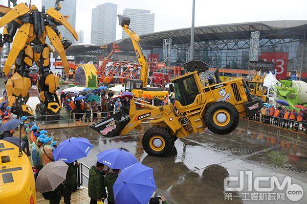 雷沃装载机中国第一街舞表演