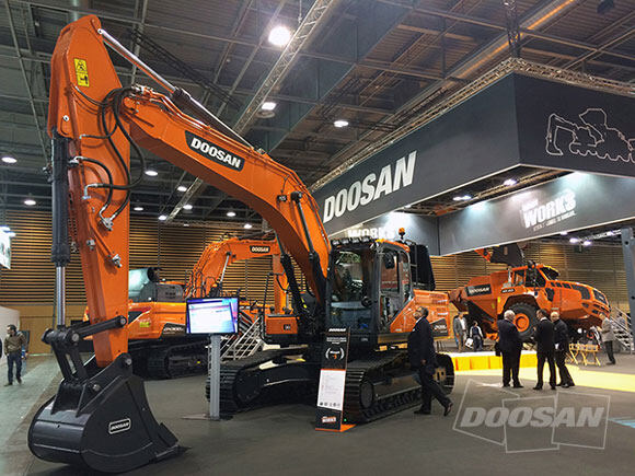 法国巴黎举办的国际工程机械展会(Intermat 2015)上展出的Doosan Infracore挖掘机。
