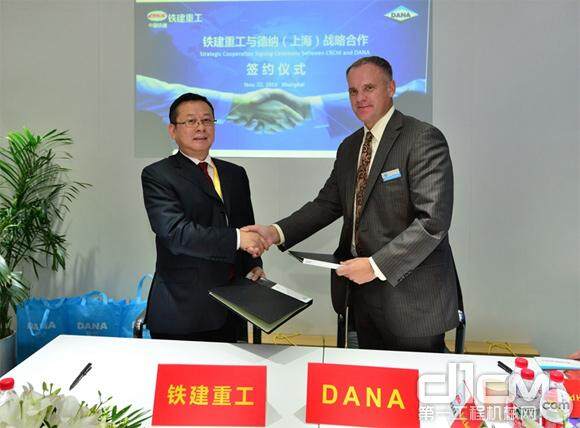 铁建重工董事长刘飞香、美国德纳公司全球CEO James Kamsickas签约后，握手合影 