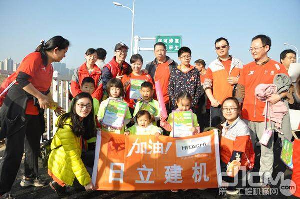 日立建机团队成员共同分享穿越终点的喜悦