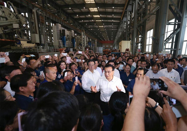 2015年9月23日，李克强在河南考察洛阳矿山机械厂