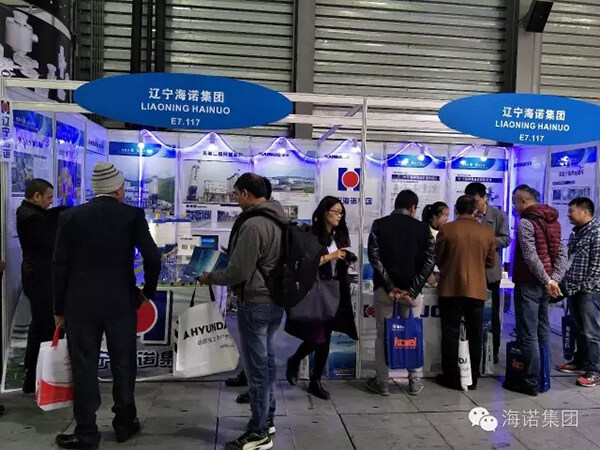 2016上海宝马展辽宁海诺集团展台前来了解产品的客户