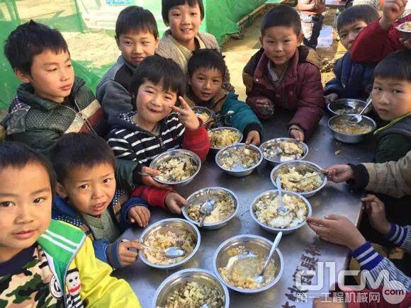 孩子们吃午餐，伙食很简单