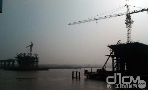 方圆TC5018型塔机服役淮南淮河大桥建设工程