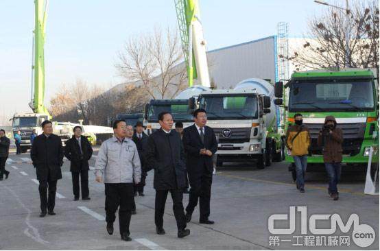 北京市市委领导一行在雷萨重机工厂参观