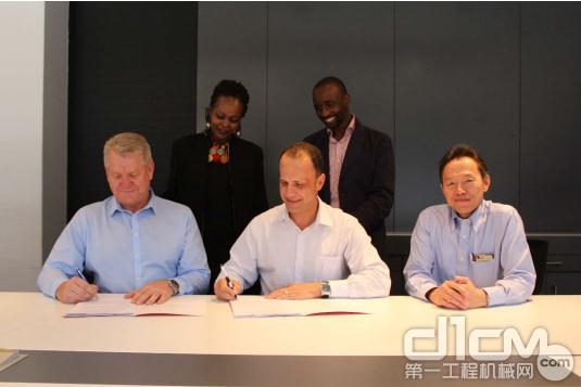 签署备忘录的小松非洲公司社长Mike Blom（左）与康明斯非洲公司副社长Gino Butera（中）