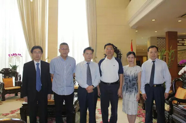 梁稳根一行与中国驻印尼大使谢锋、公参王立平合影
