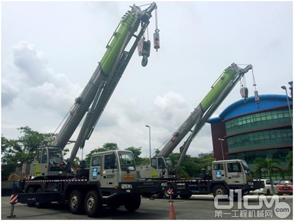 中联重科2台汽车起重机助建马来西亚吉隆坡标志塔项目