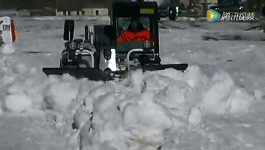 山猫V型推雪板工作