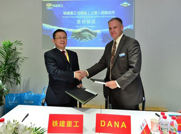 德纳全球总裁兼首席执行官James Kamsickas和中国铁建重工集团董事长刘飞香在签约后握