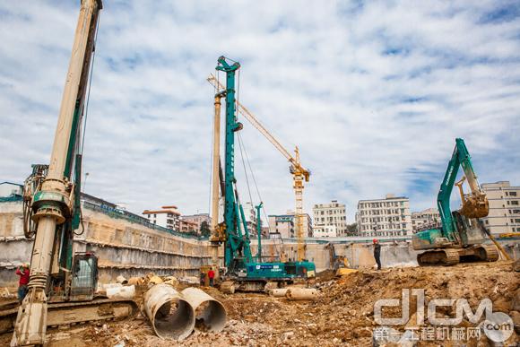 山河智能挖掘机和起重机在深圳龙岗东城中心花园项目施工