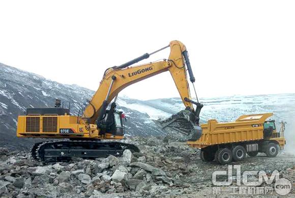 柳工CLG970E挖掘机新品鏖战新疆矿区