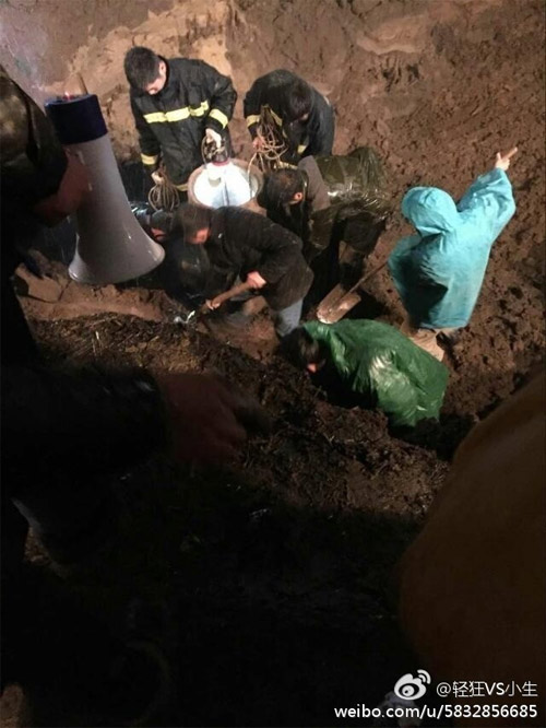 河南12岁女孩坠入深井 工程机械冒雪深夜大救援 
