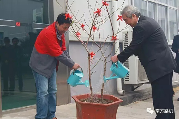 桃李不言，下自成蹊——方校长与华侨大学杨建红博士共同为桃树浇水
