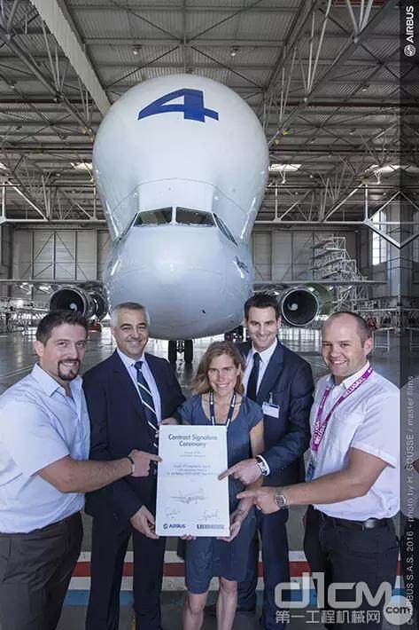 空客和利勃海尔-宇航公司代表于合同签署现场