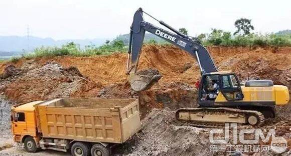 约翰迪尔E360LC挖掘机在贵州铜仁施工