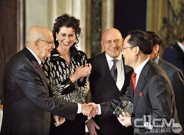 意大利总统亲自为中联重科董事长詹纯新颁发“2010年莱昂纳多国际奖”。