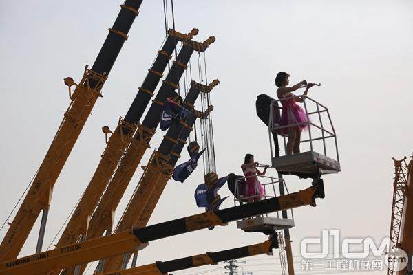 现场美女表演小提琴演奏