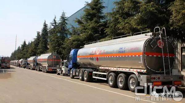 55台液罐车驶出凌宇工厂，将要交付华北地区的两个大客户。