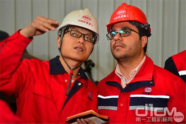铁建重工技术人员与伊朗客户交流
