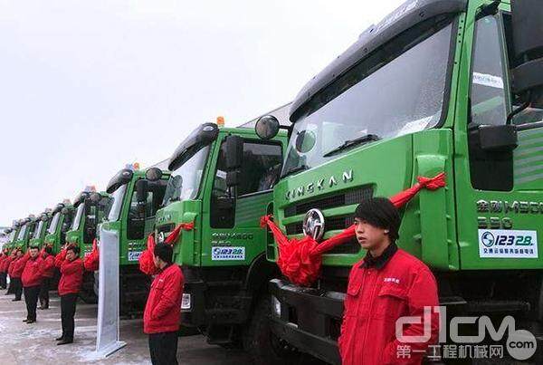 上汽红岩新型环保智能渣土车交车仪式在新疆乌鲁木齐隆重举行