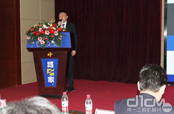 徐工道路机械事业部华东区域总经理杨润新向大家详细阐述了“全身心服务再升级”的涵义