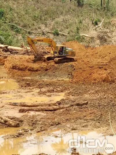 山东临工挖掘机在非洲施工