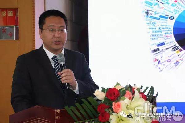 徐工道路机械事业部西南营销区域总经理裴厚磊