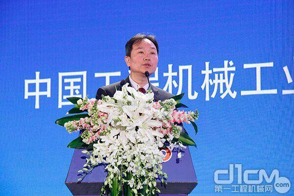 中国工程机械工业协会副秘书长王金星发表主题为《中国工程机械标准化与“一带一路”》的演讲