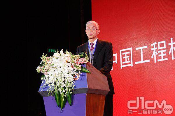 中国工程机械工业协会会长祁俊先生发表致辞