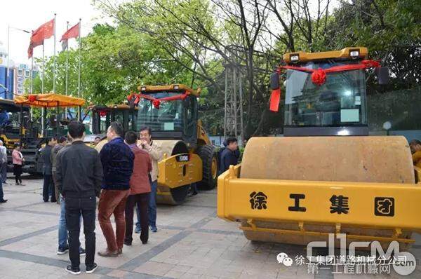 用户参观徐工道路机械系列产品