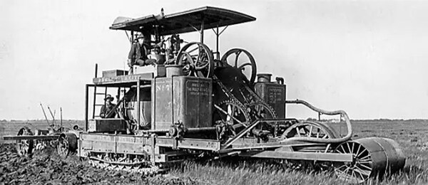 Pliny Holt驾驶第一台蒸汽动力的履带式拖拉机
