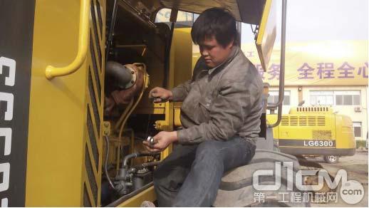 青岛港沃公司临工售后服务人员卢文超在维修设备