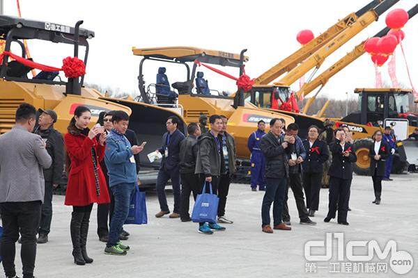  用户参观徐工道路机械系列产品