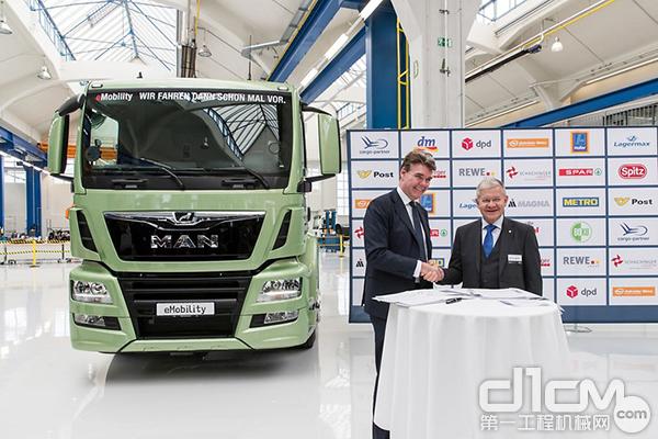 曼恩CEO Joachim Drees 和维也纳农业大学 (BOKU) 副校长 Josef Glo__l 正在签署电动卡车发展合伙协议