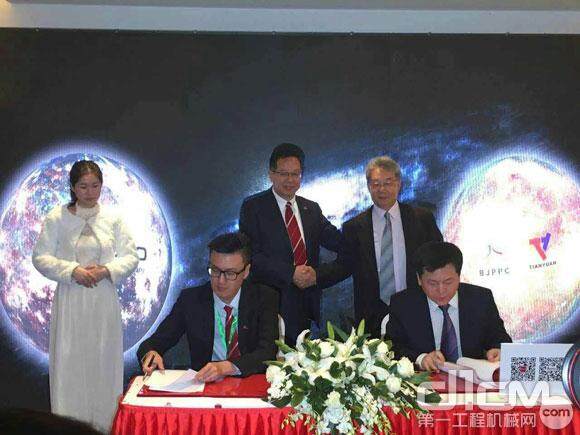 爱科中国业务流程总监孙磊先生（左）与北京卓远智联科技有限公司董事长兼总经理杜海涛先生（右）签署战略合作协议